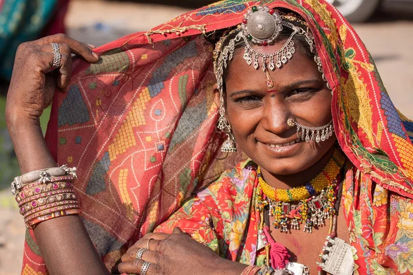 Indiase vrouw in kleurrijke etnische kleding. Jaisalmer, Rajasthan, India Stockfoto