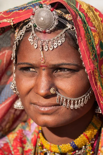 Indiase vrouw in kleurrijke etnische kleding. Jaisalmer, Rajasthan, India Stockfoto