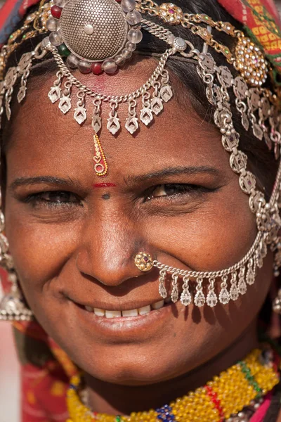 Indianerin in farbenfroher ethnischer Kleidung. jaisalmer, rajasthan, indien lizenzfreie Stockfotos