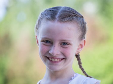 güzel genç kız açık havada portresi