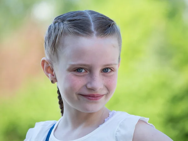 Portrait en plein air de belle jeune fille — Photo