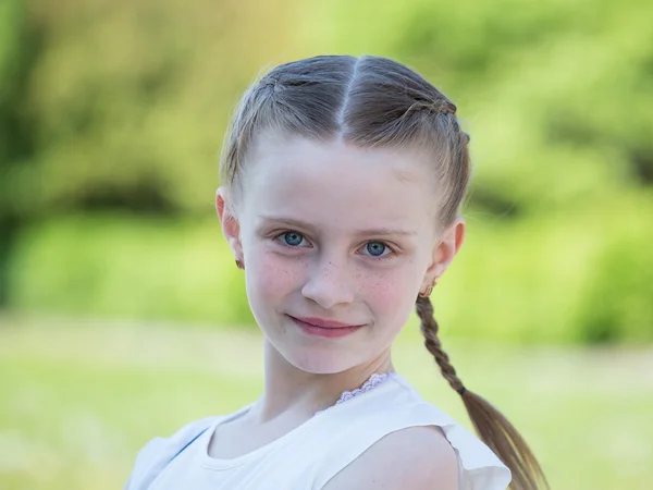 Portrait en plein air de belle jeune fille — Photo