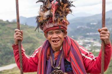 Eski Ifugao pirinç terasları yanındaki ulusal elbise bir adam. Filipinler