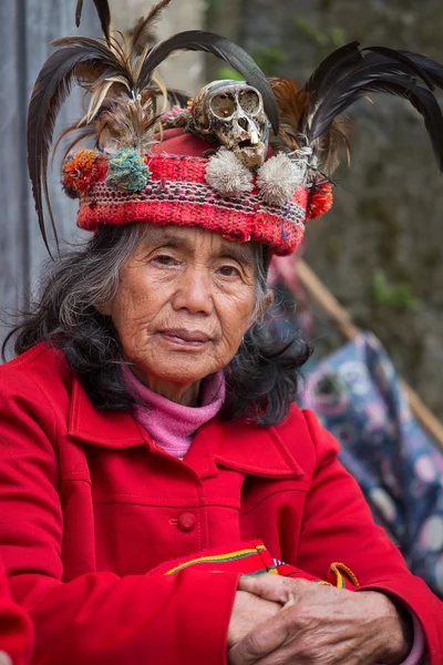 Stara kobieta ifugao w krajowej sukience obok ryżu tarasy. Filipiny — Zdjęcie stockowe