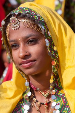 Pushkar Rajasthan, Hindistan deve Mela, renkli etnik kıyafetleri içinde Hintli kız