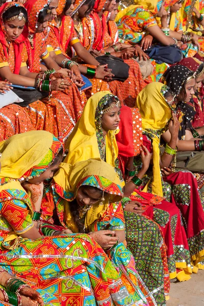 Indian girl in colorful ethnic attire at Pushkar Camel Mela in Rajasthan, India — Stock Photo, Image