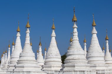 Beyaz Pagoda mavi gökyüzü arka planda Mandalay, Myanmar, Burma