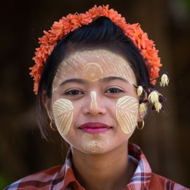 Portre thanaka gülümseme yüzünde genç kızla. Mandalay, Myanmar