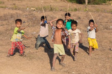 Birman çocuk Budist stupa oynuyorlar. Mrauk U, Myanmar