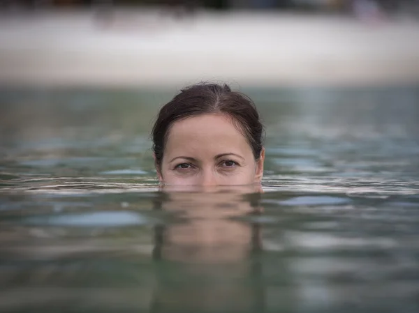 Ritratto giovane donna in acqua di mare — Foto Stock