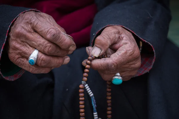 Vieja tibetana sosteniendo rosario budista, Ladakh, India. Mano y rosario — Foto de Stock