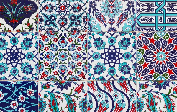 手工制作土耳其蓝色瓷砖在土耳其伊斯坦布尔市的墙上 — 图库照片