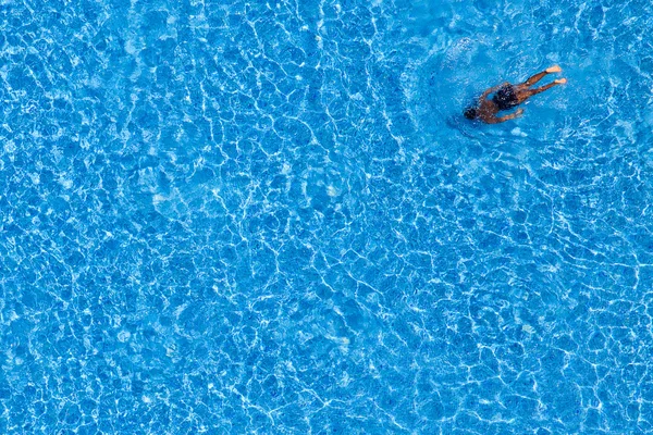 Мужчина плавает в бассейне в отеле. Вид сверху . — стоковое фото