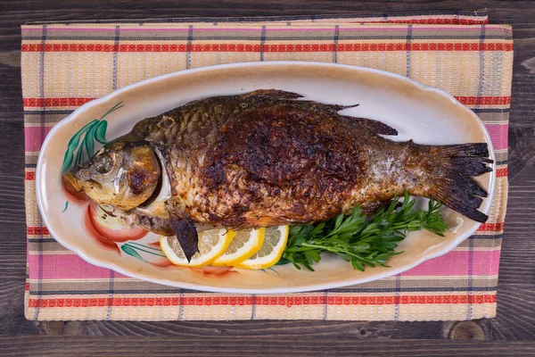 Carpa de peixe frita no prato — Fotografia de Stock