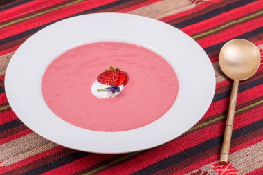 Meyve ve dondurma ile çilek çorbası