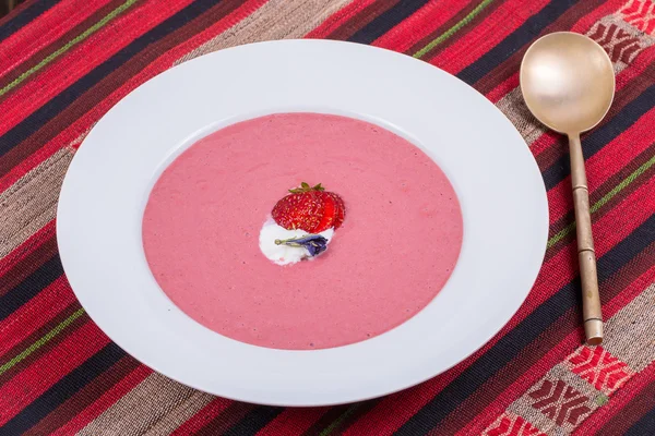 Strawberry soup with fruit and ice cream — Stock Photo, Image