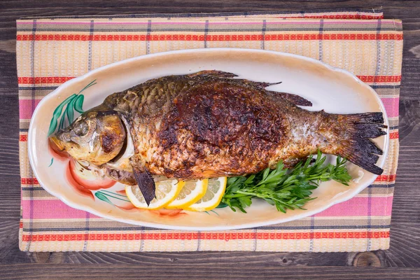 Carpa de peixe frita no prato — Fotografia de Stock