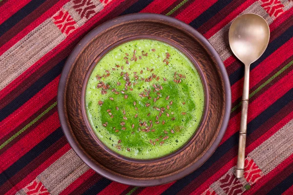Grüne Sahnesuppe aus Spinat — Stockfoto