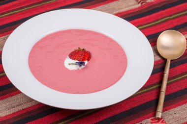 Meyve ve dondurma ile çilek çorbası