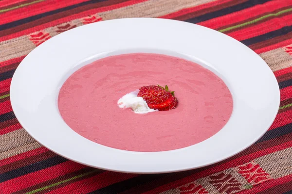 Φράουλα σούπα με φρούτα και παγωτό — Φωτογραφία Αρχείου