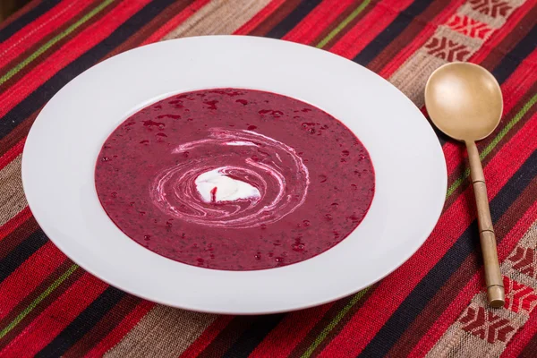 Soupe de fraises aux myrtilles avec fruits et crème glacée — Photo