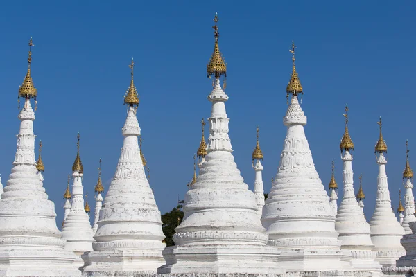 Pagoda biały na tle niebieskiego nieba w Mandalaj, Myanmar, Birma — Zdjęcie stockowe