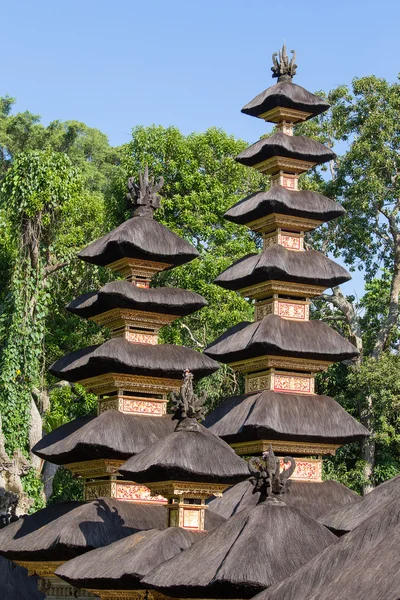 Thatched roof Hindu temple in city Ubud, Bali, Indonesia — Stock Photo, Image