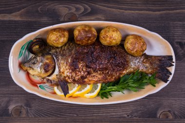 Plaka üzerinde kızarmış balık sazan