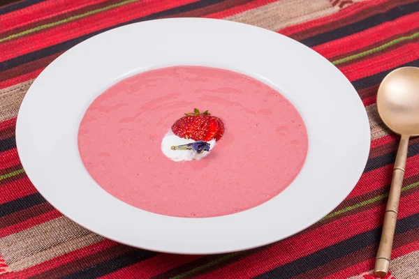 Strawberry soup with fruit and ice cream — Stock Photo, Image