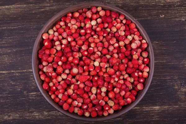 Frische, reife Erdbeeren, Waldbeeren auf dem Holztisch — Stockfoto