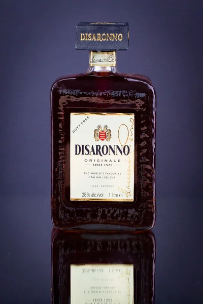 Frasco de licor de álcool aromatizado Disaronno, close-up — Fotografia de Stock
