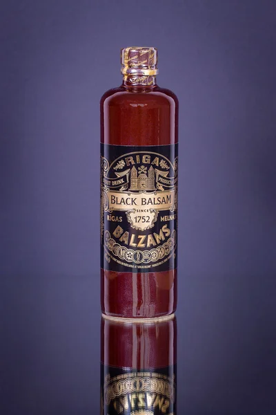 Riga Balsam fles tegen zwarte achtergrond, close-up — Stockfoto