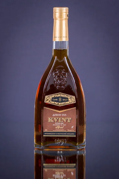 Bouteille Cognac KVINT sur fond noir — Photo