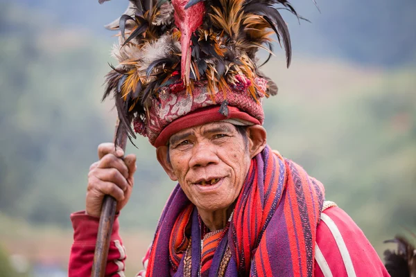 Portrait old Filipino man of Ifugao mountain tribes in national dress next to rice terraces. Ifugao - the mountain people in the Philippines — Stock Photo, Image