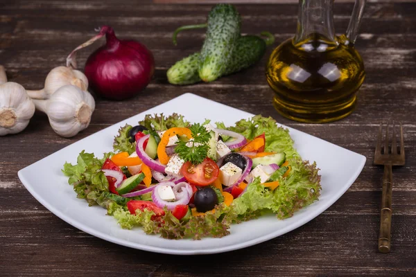 Ensalada griega de verduras frescas en la mesa — Foto de Stock