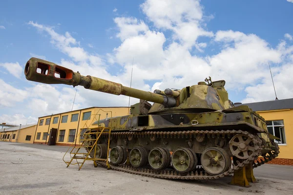 Self-propelled armored artillery howitzer 152mm howitzer 2C3 Acacia — Stock Photo, Image