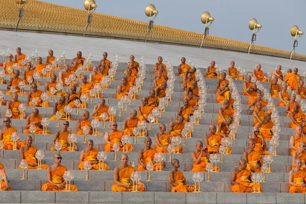 Călugării thailandezi în timpul ceremoniei budiste Magha Puja Day în Wat Phra Dhammakaya în Bangkok, Thailanda — Fotografie, imagine de stoc