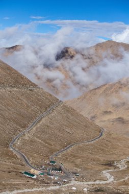 Himalaya dağ ve beyaz bulut Manali - Leh otoyol boyunca. Himachal Pradesh, Ladakh, Hindistan