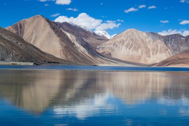 Mavi su Pangong Gölü ve Himalaya dağ Ladakh içinde. Hindistan