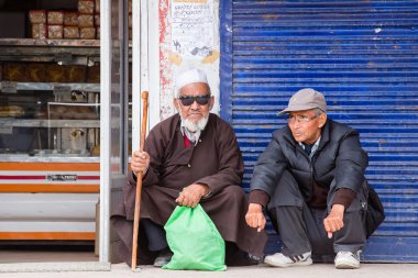 İki Hintli Müslüman adam sokakta Leh, Ladakh piyasada. Hindistan