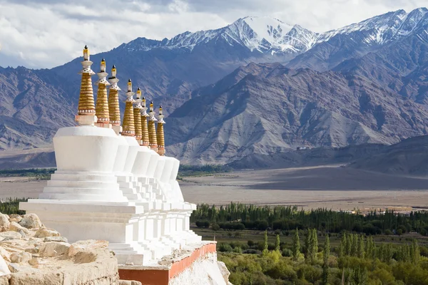 Estupa blanca budista y montañas del Himalaya en el fondo cerca del Palacio Shey en Ladakh, India —  Fotos de Stock