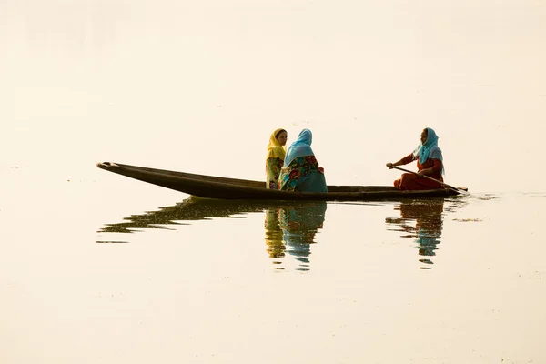 インド スリナガル、ジャンムー ・ カシミール州の湖の交通機関のための小さなボートで地元の人々 — ストック写真