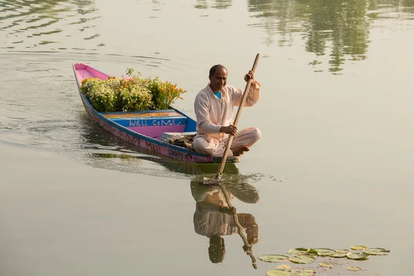 Lokala florist med buketter till salu på en båttur i sjön i Srinagar, Jammu och Kashmir stat, Indien — Stockfoto