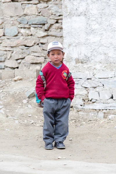 Mladý chlapec domů ze školy po lekcích v místní škole v Lamayuru Gompa, Ladakh, severní Indie — Stock fotografie