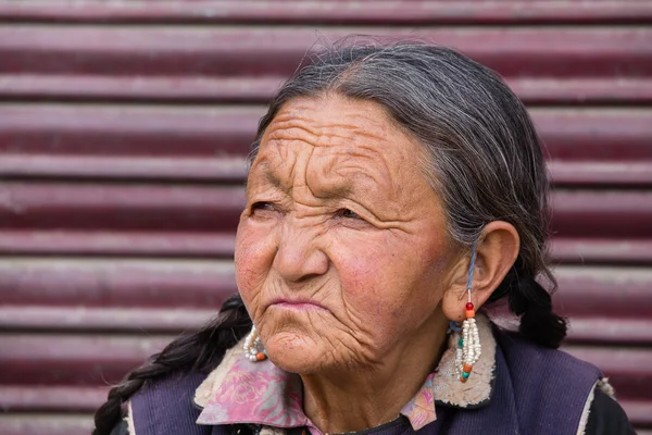 Portret indian kobieta na ulicy w mieście Leh, Ladakh. Indie — Zdjęcie stockowe