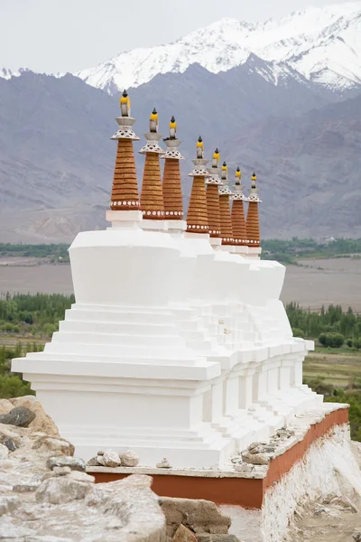 Stupa bianco buddista e montagne dell'Himalaya sullo sfondo vicino a Shey Palace in Ladakh, India — Foto Stock