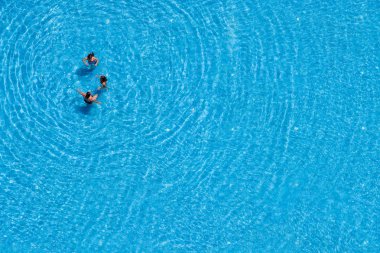 Üç kadın otelde yüzme havuzunda yüzebilirsiniz. Istanbul, Türkiye