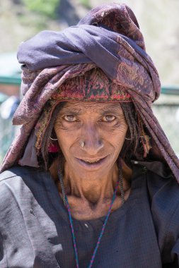 Yaşlı kadından çıkan yoldan geçen Srinagar, Kaşmir, para için yalvarır. Hindistan