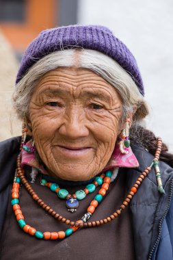 Mistik maskesi Lamayuru Gompa, Ladakh, Kuzey Hindistan, Yuru Kabgyat Budist festivalin zamanında Tsam gizem dans dans sırasında Tibet yaşlı kadınlar