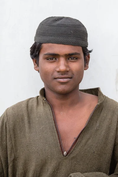 Tiggaren indisk kille ber om pengar från en förbipasserande i Srinagar, Kashmir. Indien — Stockfoto